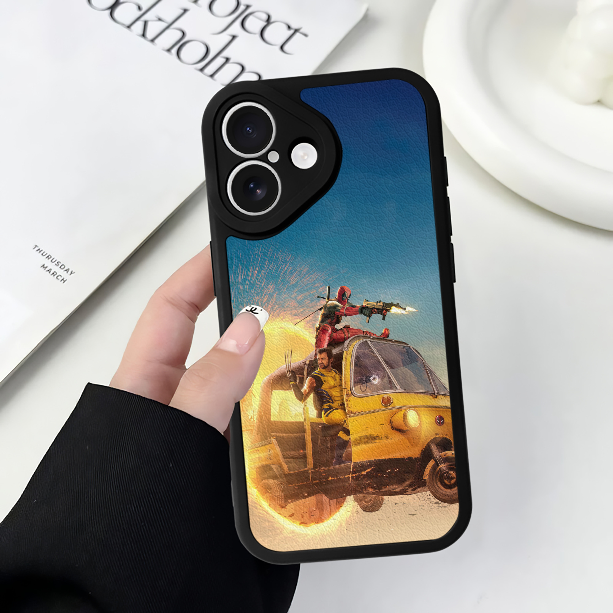 （画像用） Deadpool デッドプール 【iPhone 16シリーズ対応】シリコンスマホケース（レザー調） 材質：シリコン